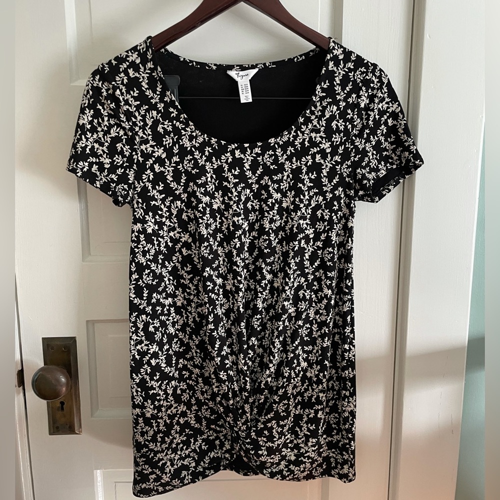Thyme Maternity Short Sleeve Front Knot Black and White Floral Maternity Top, XS